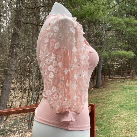 Peach ribbed top w/sheer puff sleeves with flower appliqués size M - Picture 3 of 6